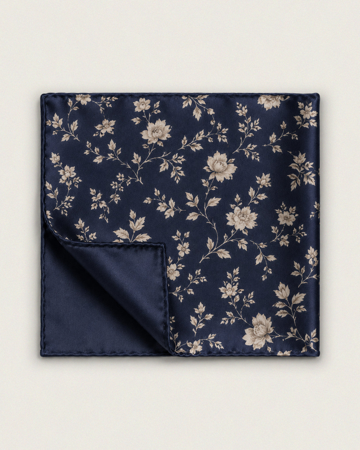 Silk pocket square with pattern